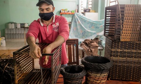 Desde el penal, fabrica muebles de fibra y así consiguió que una empresa lo contrate