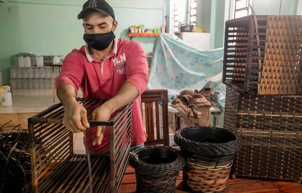 Trabajo intramuros: reo que fabrica muebles de fibra consiguió empleo