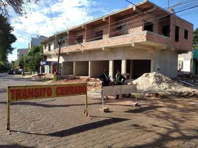 Intendente de CDE MANDA CERRAR nuevamente avenida donde se registró AGLOMERACION y MOQUETE