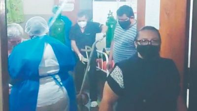 "¡Sálvenle a él, por favor!" dijo docente y dio su oxígeno