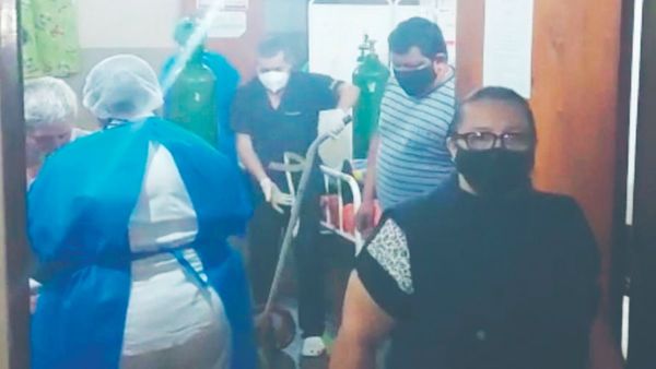 "¡Sálvenle a él, por favor!" dijo docente y dio su oxígeno