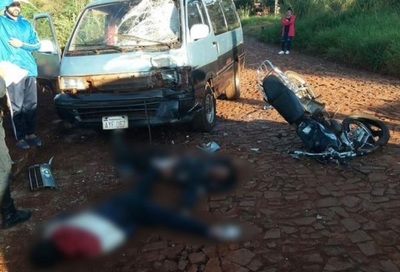 Motoclista muere y otro queda herido tras chocar contra una camioneta