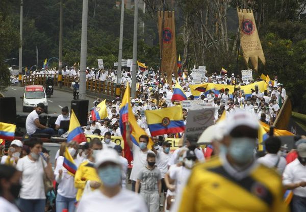 Miles de personas marchan contra paro en Colombia en clima de tensión - Mundo - ABC Color