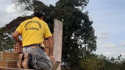 Bomberos construyen casa a abuelo que vive bajo una carpa