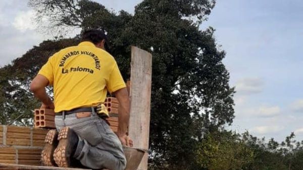 Bomberos construyen casa a abuelo que vive bajo una carpa