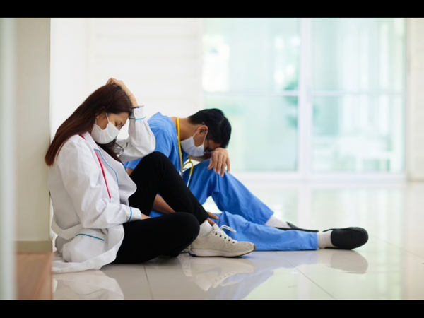Diputados proponen reducción horaria de los médicos