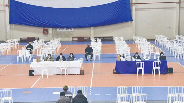 Pescan por la vacuna rusa y rechazan otras