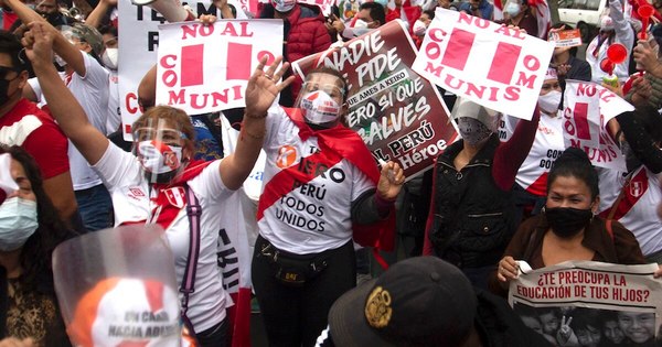 La Nación / Miles se manifestaron contra el comunismo