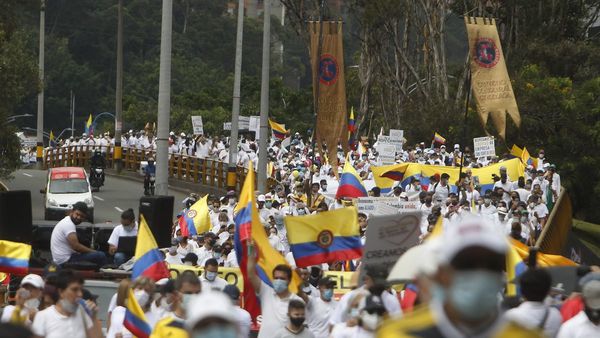 Marea blanca se moviliza contra las   protestas en  las calles de Colombia