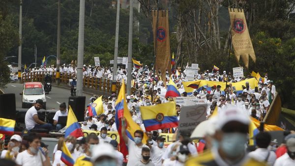 Marea blanca se moviliza contra las protestas en las calles de Colombia