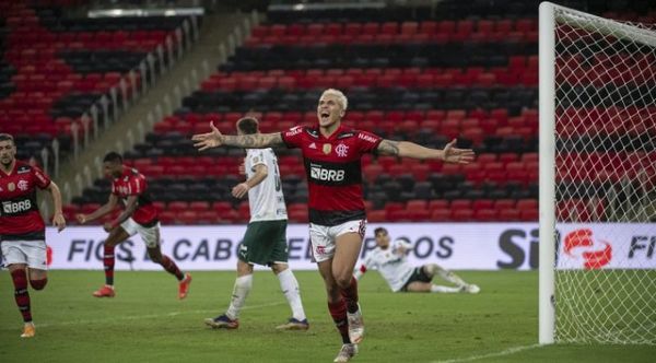Flamengo vence a Palmeiras en duelo de favoritos en Brasil