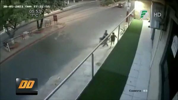 Un hombre evita asalto a joven tras enfrentarse a motochorros