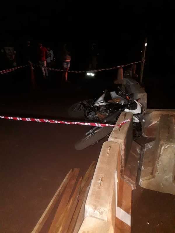 Motociclista se estrella contra bloque de concreto y muere al instante - La Clave