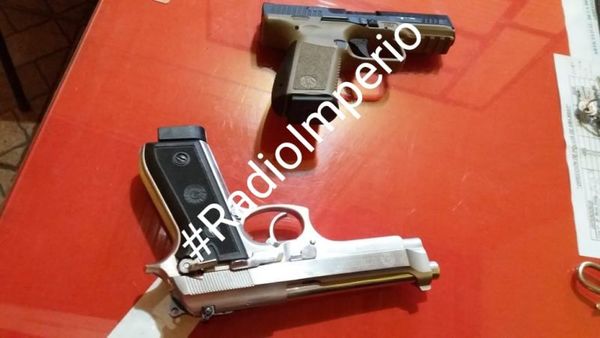 Detienen a dos hombres con arma de fuego en Jardín Aurora