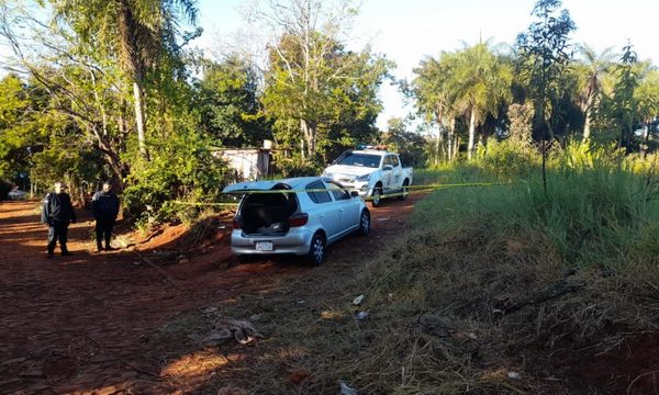 Delincuentes abandonan vehículo