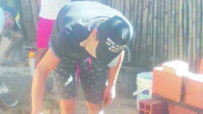 Albañil pide leche y remedios a cambio de su  trabajo