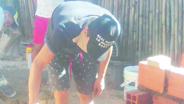 Albañil pide leche y remedios a cambio de su trabajo