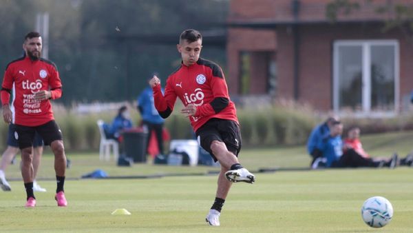 La Albirroja entrena con 20 jugadores