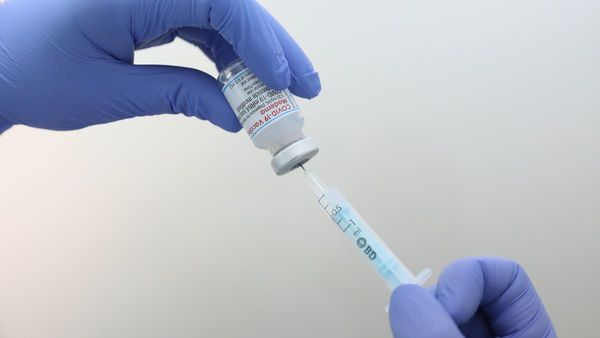 Médico destaca efectividad de vacunas anticovid