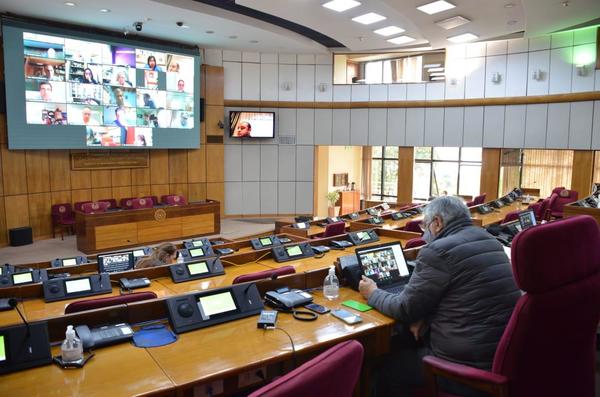 Senadores dicen que no hay apuro para tratar ley que obliga auditar binacionales | El Independiente