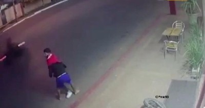 La Nación / Joven enfrentó a motochorros y frustró robo a una mujer en Lambaré