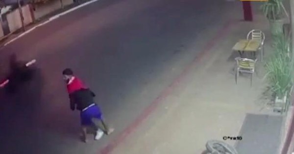 La Nación / Joven enfrentó a motochorros y frustró robo a una mujer en Lambaré