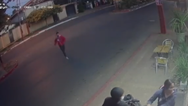Héroe anónimo: salvó a joven de ser asaltada por motochorros