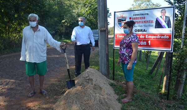 Gobernador realizó palada inicial para construcción de empedrados en varios puntos de Villarrica - Noticiero Paraguay