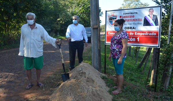 Gobernador realizó palada inicial para construcción de empedrados en varios barrios - Noticiero Paraguay