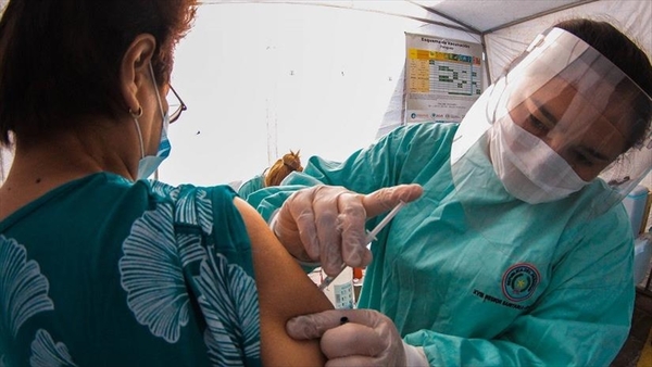Salud inicia este vacunación anti-COVID a personas nacidas hasta 1959