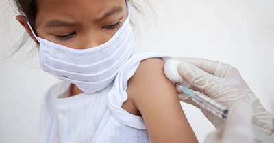 "Por qué negarles ese derecho, sobre todo si hay una vacuna desarrollada", sostiene médico sobre vacunación a niños