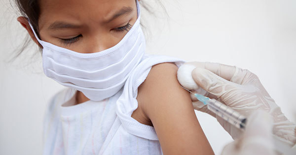 "Por qué negarles ese derecho, sobre todo si hay una vacuna desarrollada", sostiene médico sobre vacunación a niños