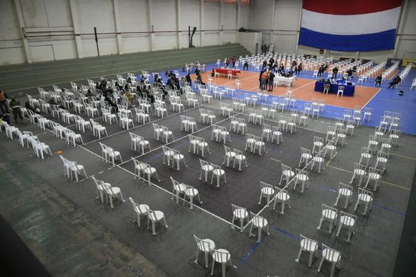 COVID-19: escasa concurrencia en algunos vacunatorios, pese a ampliarse al rango etario - Nacionales - ABC Color