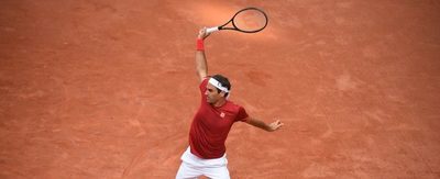 Un genial Roger Federer baila a Istomin en París