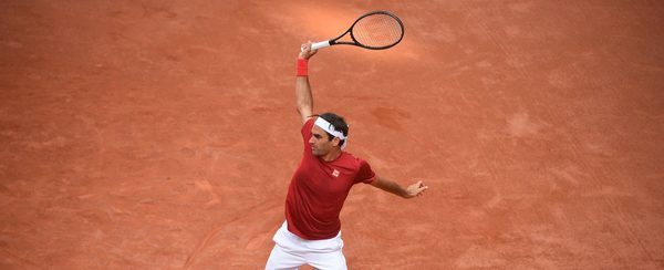 Un genial Roger Federer baila a Istomin en París