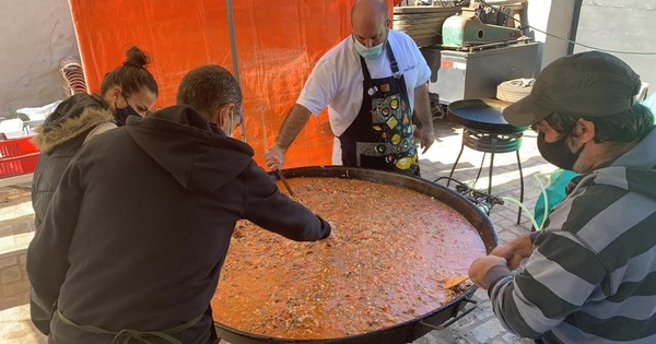 La Nación / Doble solidaridad: prepararon guiso benéfico para paciente con COVID y donaron almuerzo