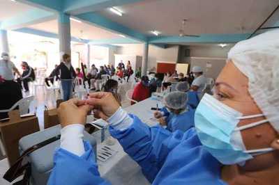 Infectóloga sugiere que Salud 'vaya a buscar' a adultos mayores que no pudieron ir a vacunatorios