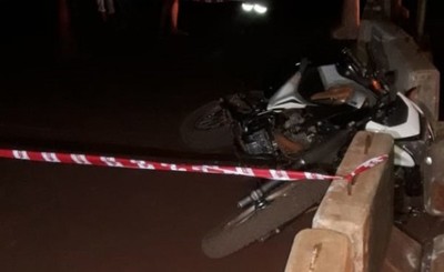 Motociclista muere tras embestir contra muro de concreto