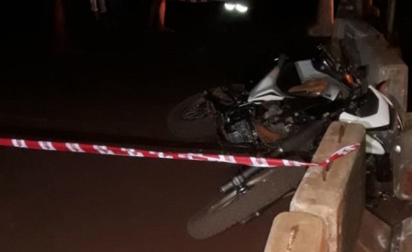 Motociclista muere tras embestir contra muro de concreto
