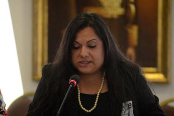 Yren Rotela busca terapia para su madre