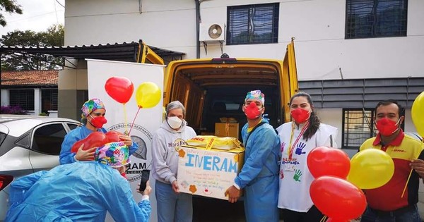 La Nación / Doctores “Payasonrisas” entregarán 125 colchones a familiares de internados COVID-19