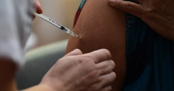 La Nación / PAI debe buscar a adultos mayores y vacunarlos en sus casas, dice infectóloga