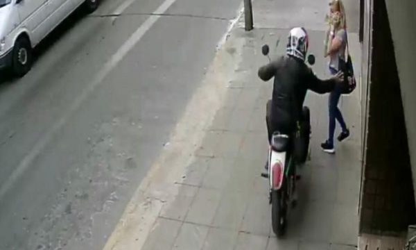 Video: joven enfrenta a dos asaltantes y salva a chica, ola de atracos en Central se desborda