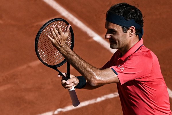 Federer pasa de ronda con facilidad en su regreso a Roland Garros