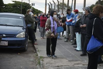 Con la reducción etaria, más gente acude a vacunatorios COVID, pero aún falta concurrencia - Nacionales - ABC Color