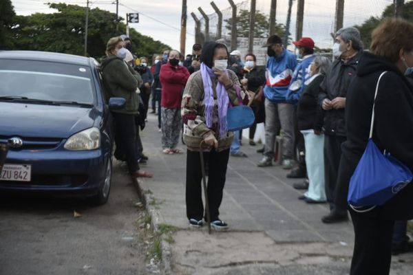Con la reducción etaria, más gente acude a vacunatorios COVID, pero aún falta concurrencia - Nacionales - ABC Color