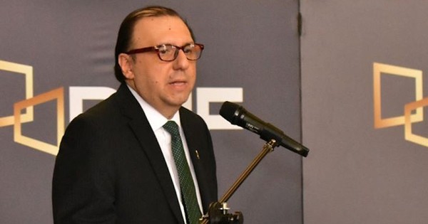 La Nación / Por motivo de salud renunció el titular del BNF Carlos Florentín