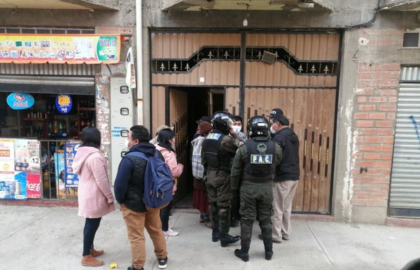 ¡Desalmados! Arrestan a pareja de jóvenes por golpear a su bebé de 5 meses en Bolivia