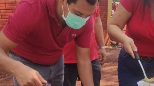 Precandidato colorado es criticado por olla popular en una batea