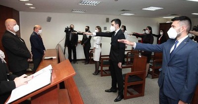 La Nación / Ministros de la Corte tomaron juramento a trece notarios públicos